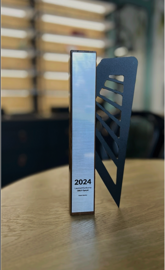 Statuetka Orły Optyki 2024 przyznana Centrum U Okulistek w Gdańsku za najwyższe oceny Klientów.