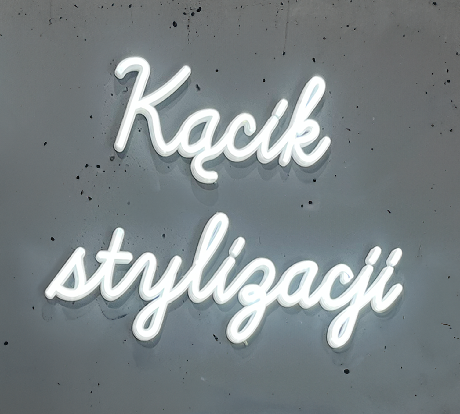 Neonowy napis Kącik stylizacji na szarej ścianie w salonie U Okulistek