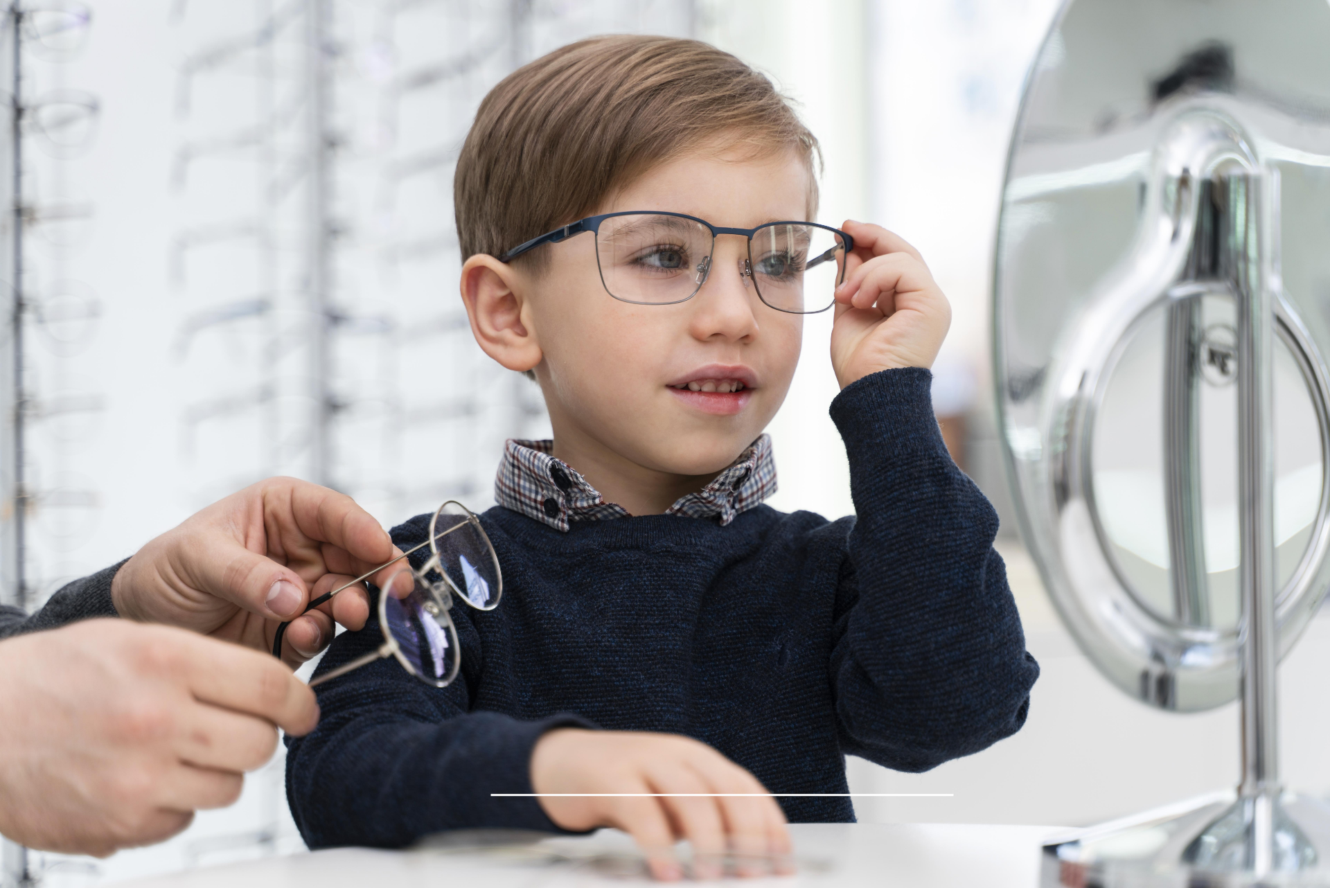 ziecko podczas badania wzroku w salonie optycznym U Okulistek w Gdańsku – dobór okularów MiYOSMART spowalniających rozwój krótkowzroczności.