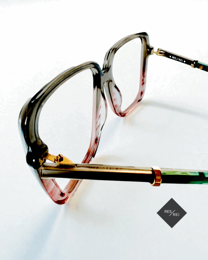Okulary damskie Res Rei o kwadratowych oprawkach w kolorze różowo-zielonym ze złotymi detalami