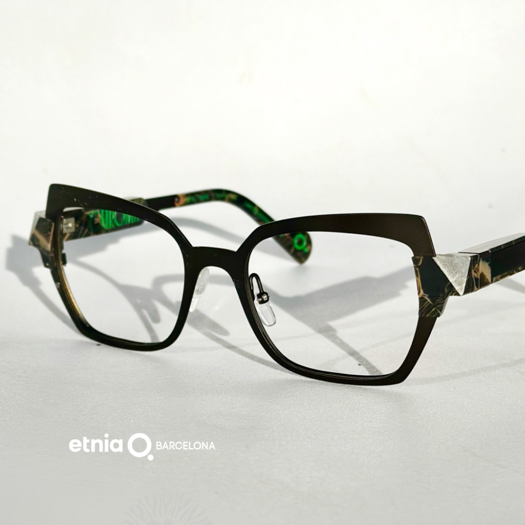 Modne czarne oprawki Etnia Barcelona – geometryczny model z ozdobnym detalem