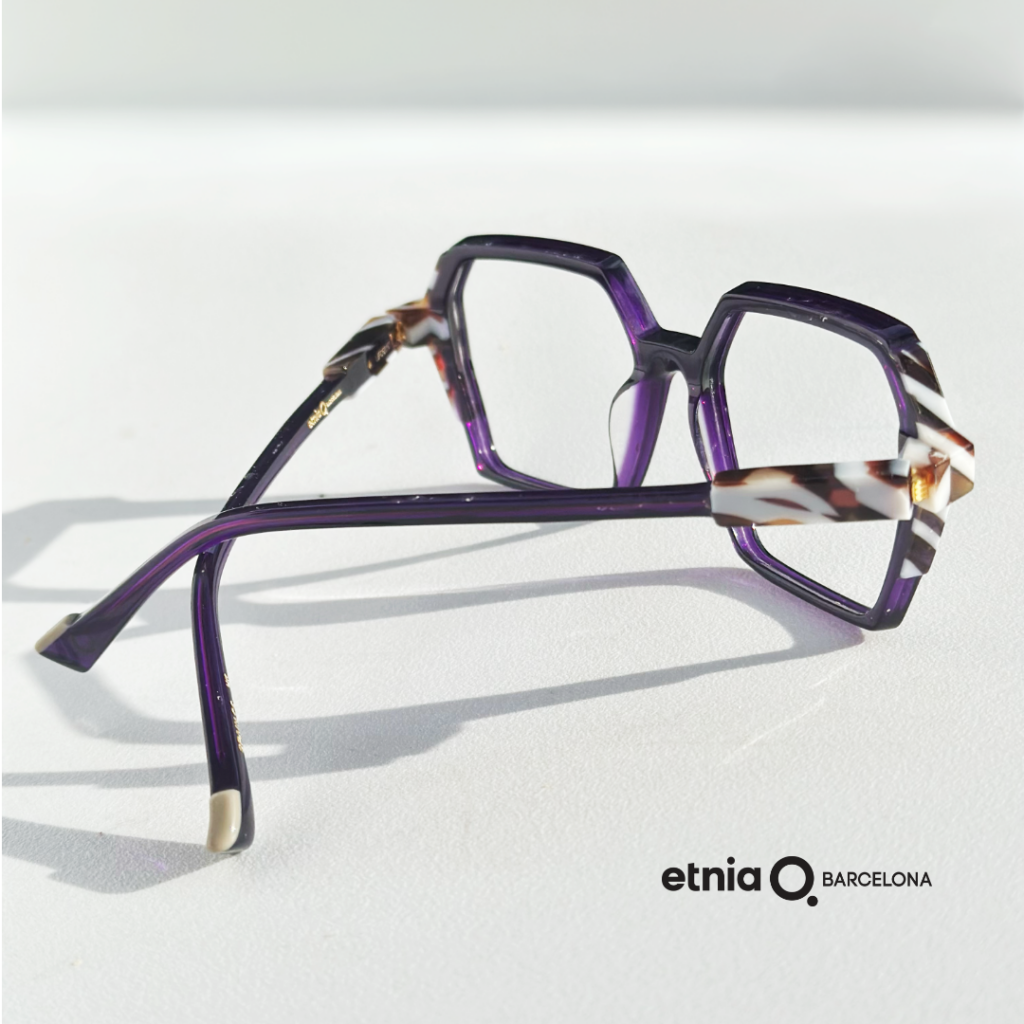 Modne fioletowe oprawki Etnia Barcelona – geometryczny model z ozdobnym akcentem