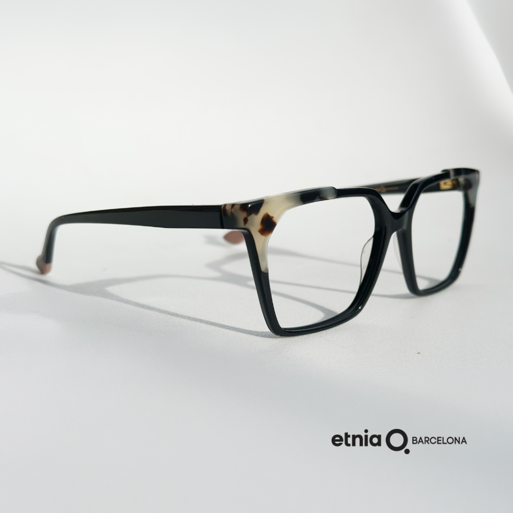 Czarne geometryczne oprawki Etnia Barcelona z marmurkowym detalem przy zawiasie