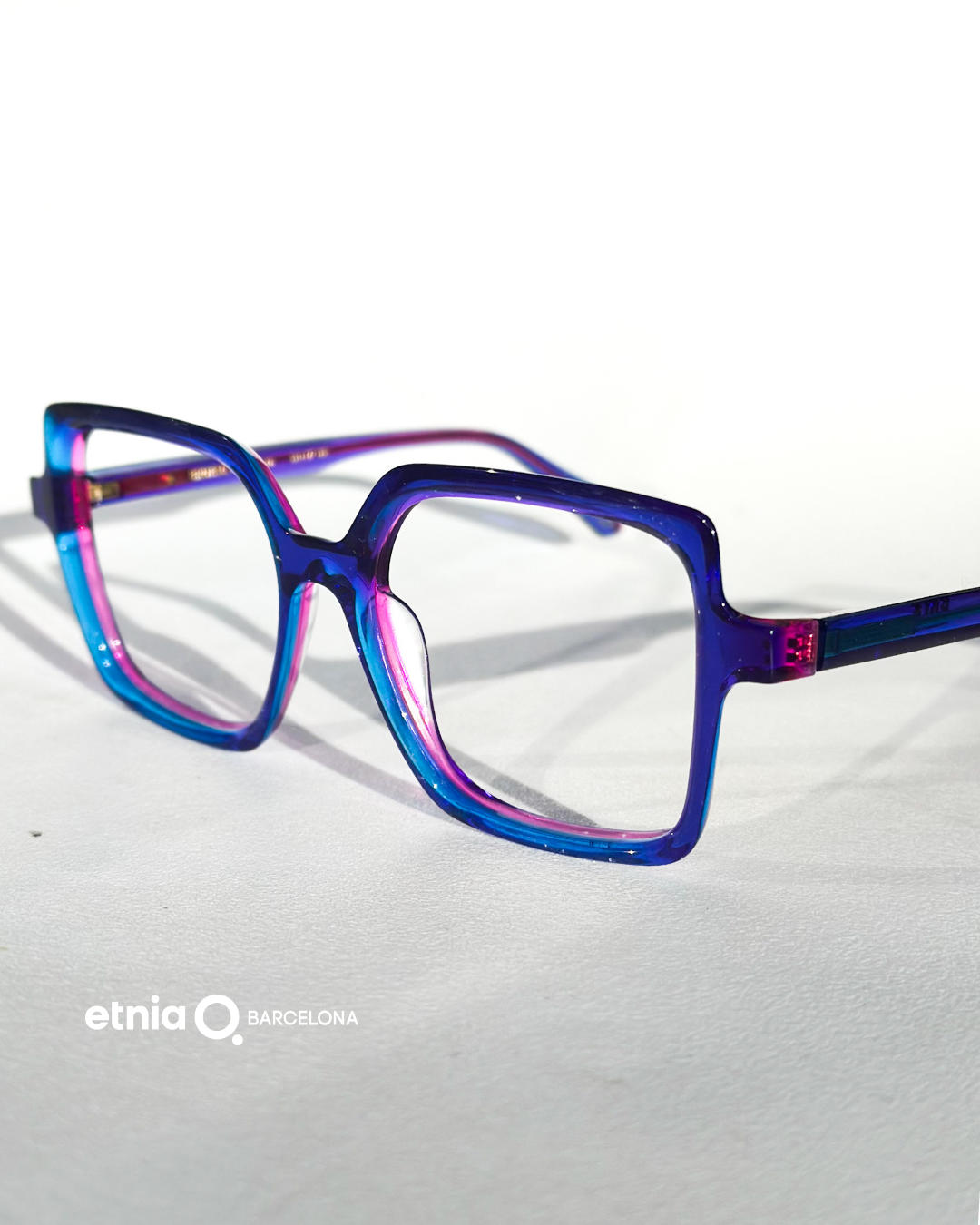 Kolorowe oprawki Etnia Barcelona w niebiesko-różowym gradiencie o geometrycznym kształcie