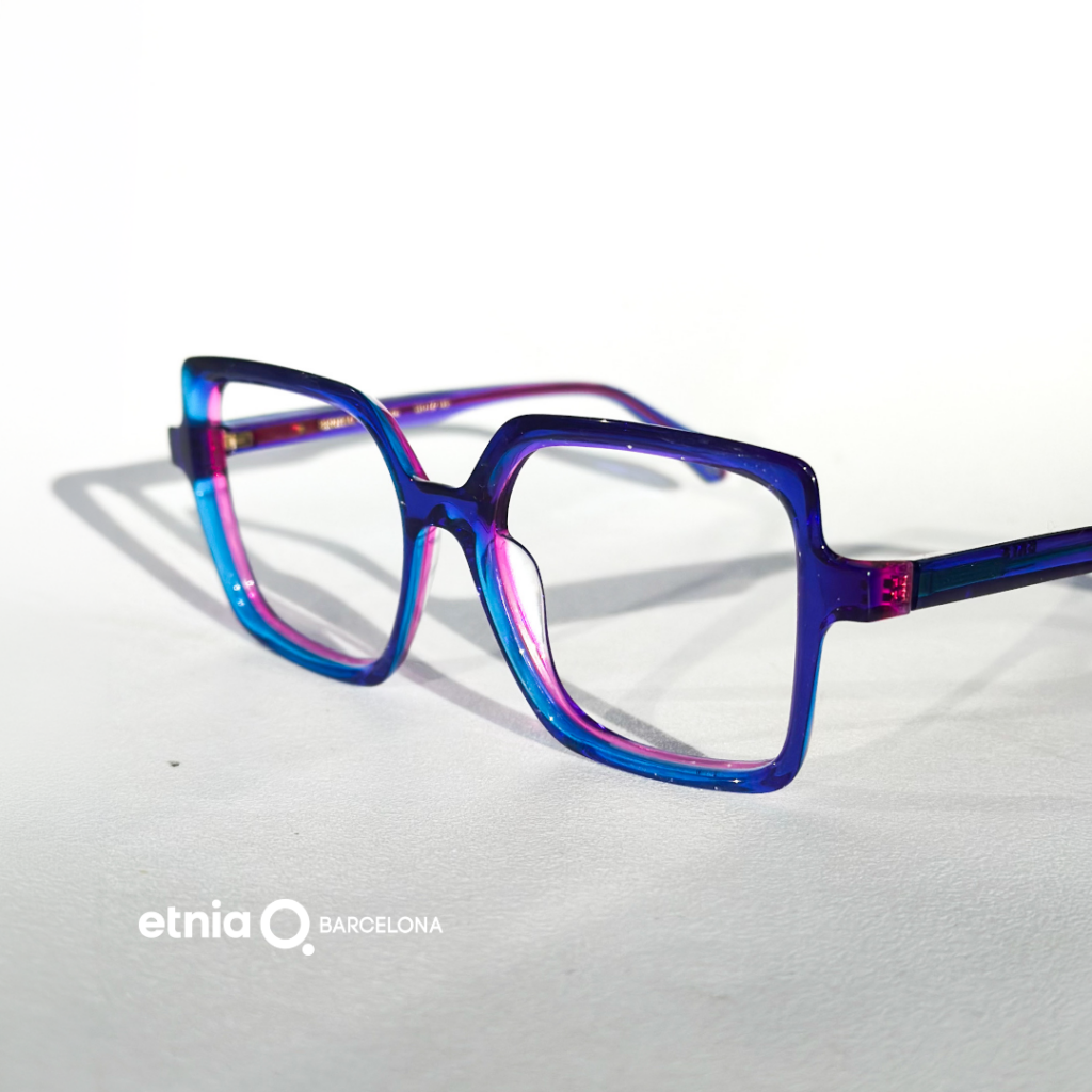 Modne geometryczne oprawki Etnia Barcelona w intensywnym niebiesko-różowym kolorze