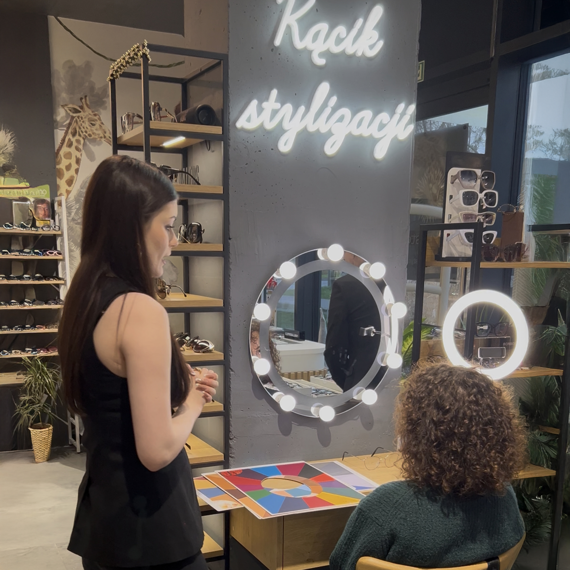 Dobór oprawek w kąciku stylizacji w obecności stylistki