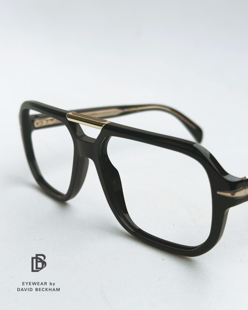 Złote oprawki okularowe Eyewear by David Beckham – czarne okulary z wyrazistym złotym detalem