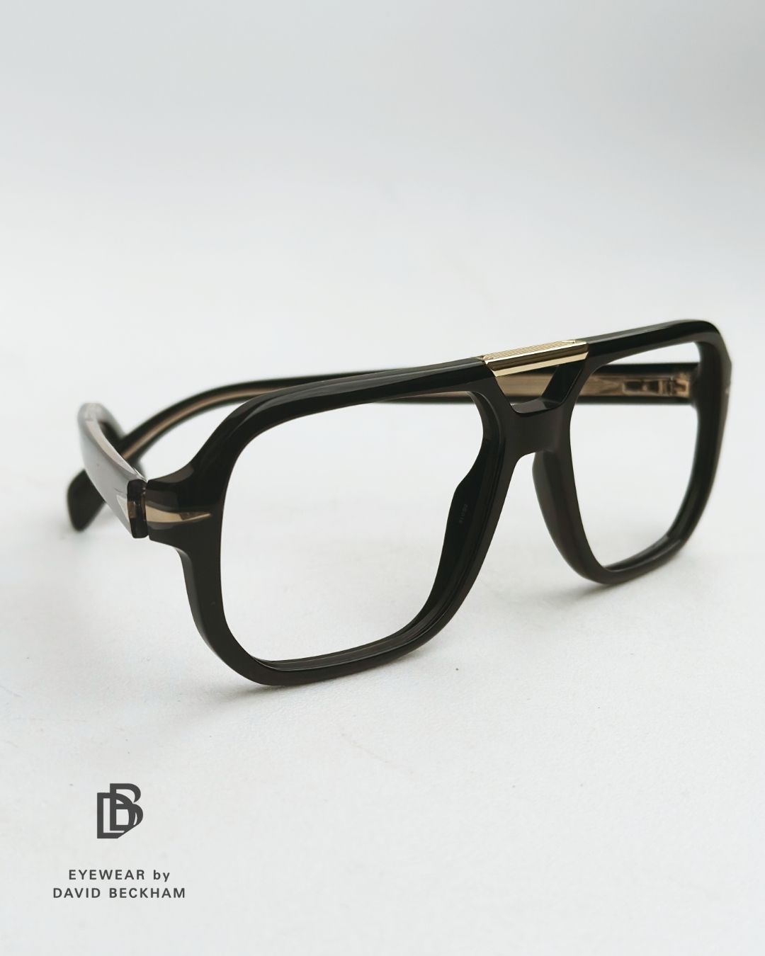 Złote oprawki okularowe Eyewear by David Beckham – czarne okulary ze złotym akcentem