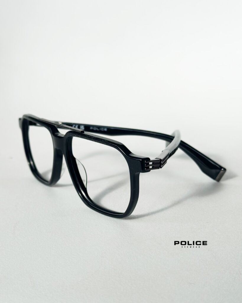 Męskie okulary korekcyjne Police z czarną metalową oprawką w stylu aviator.