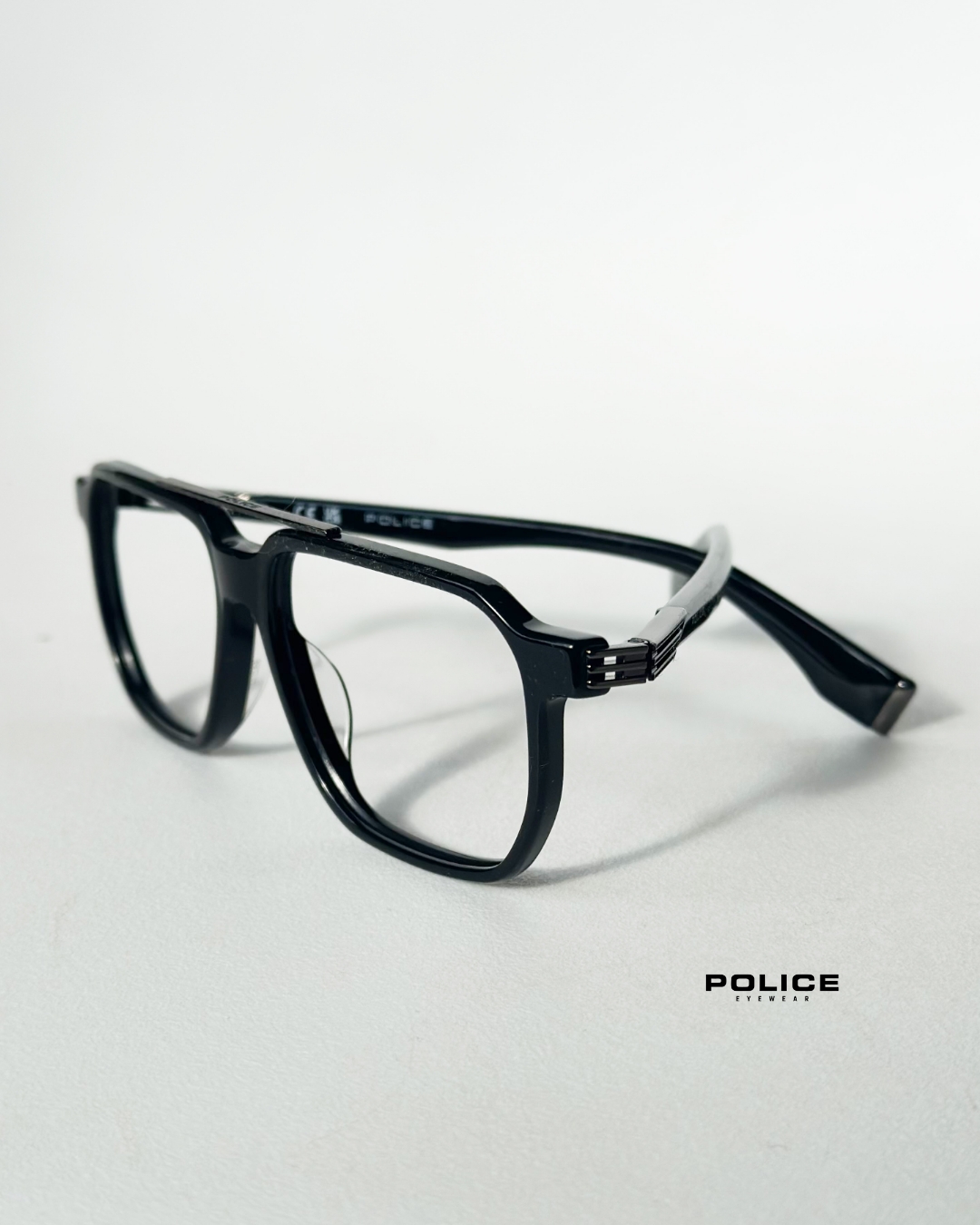 Męskie okulary korekcyjne Police z czarną metalową oprawką w stylu aviator.