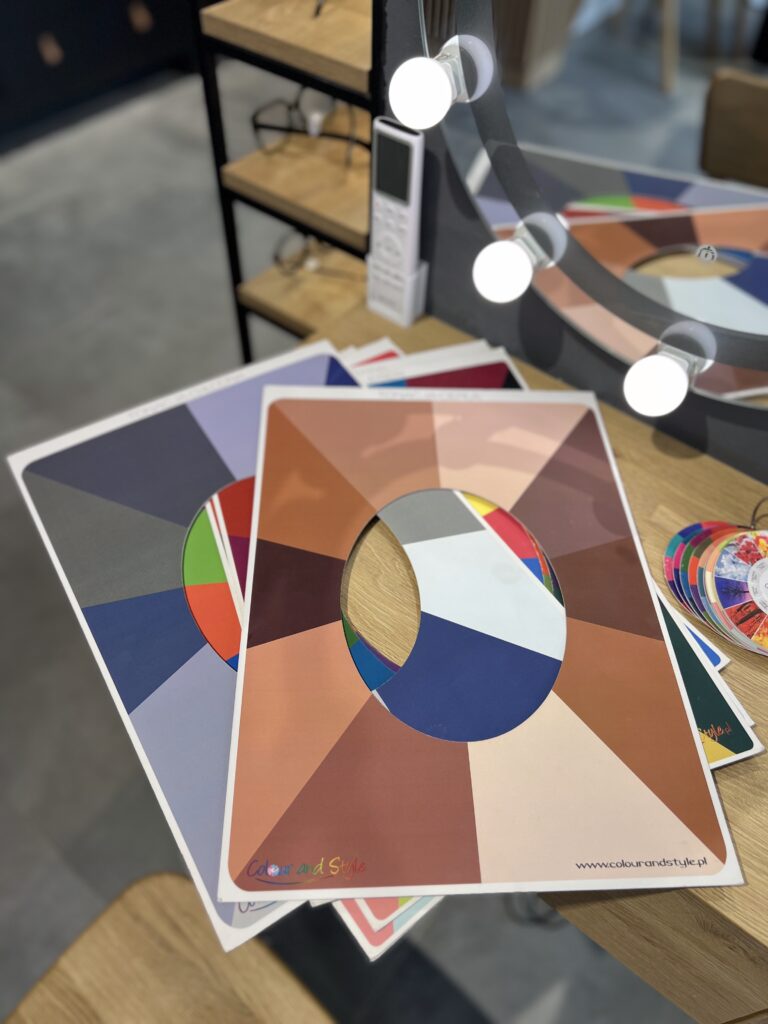 Palety barw wykorzystywane podczas analizy kolorystycznej w Kąciku Stylizacji U Okulistek