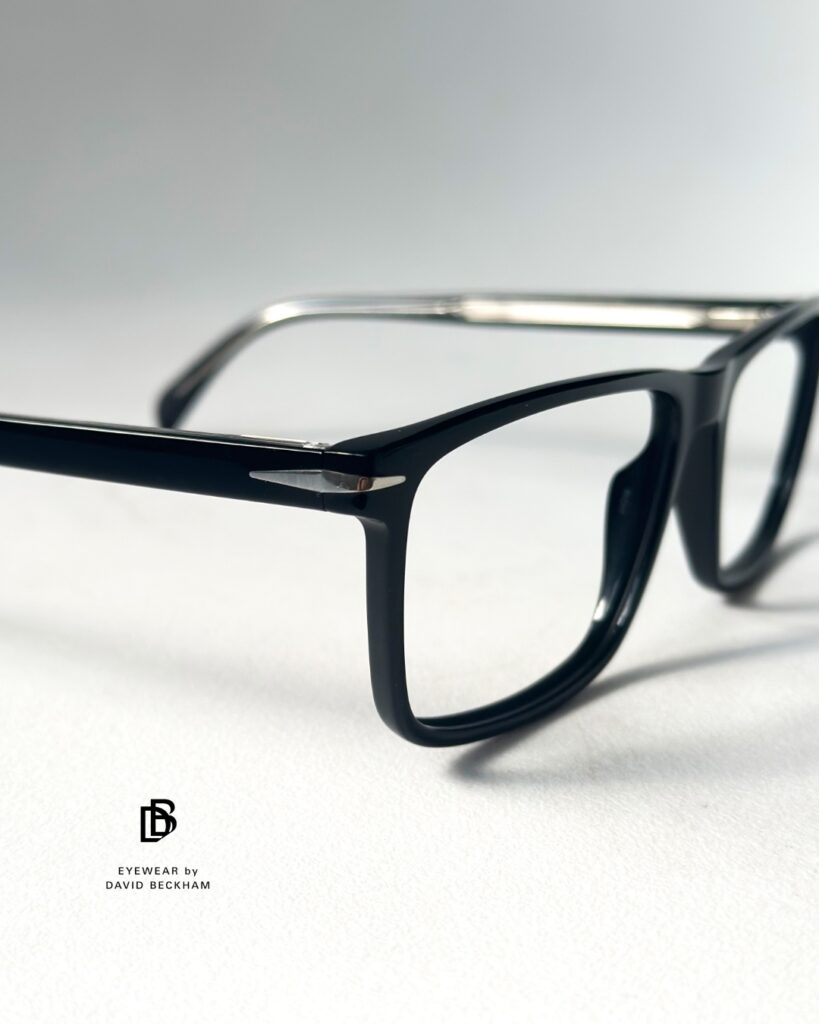Męskie czarne okulary korekcyjne David Beckham w kwadratowych oprawkach