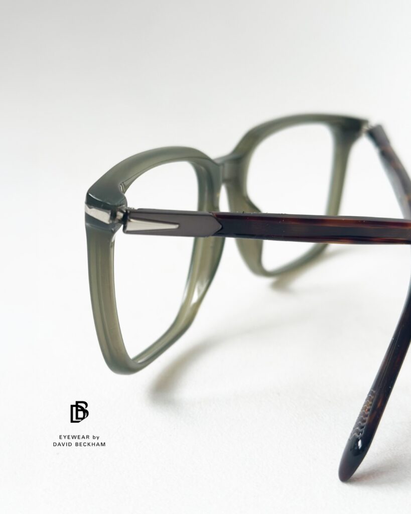 Męskie zielone okulary korekcyjne David Beckham w prostokątnych oprawkach